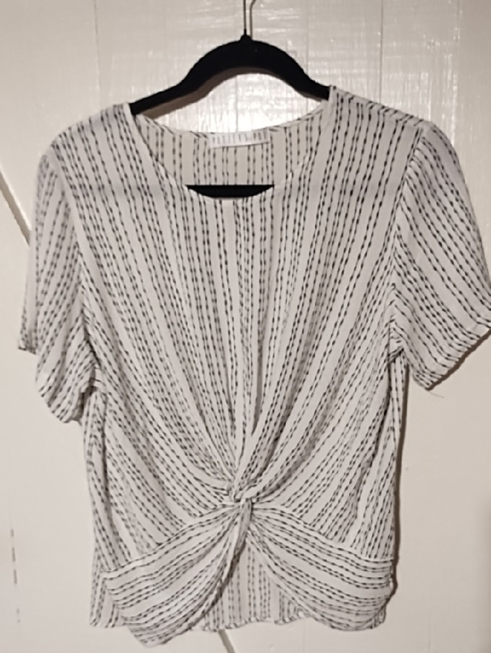 Potter's Pot White Top with Black Stripe Twist Front Large VGC.